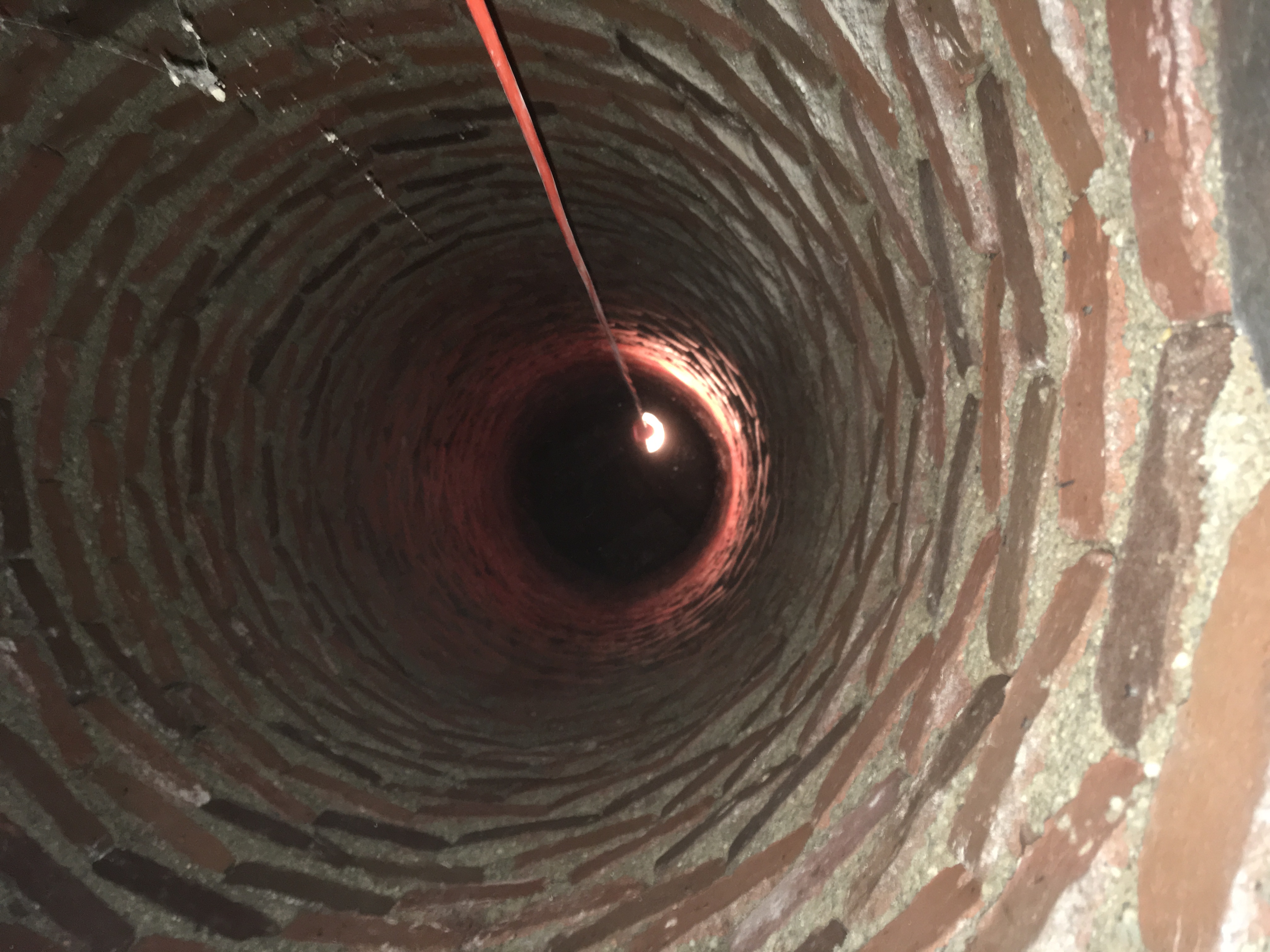 Limpieza y mantenimiento de alcantarillado: cuándo necesitas llamar a un pocero